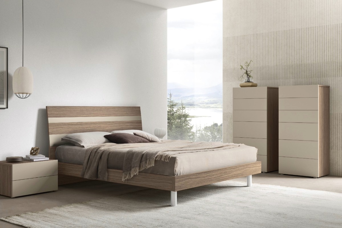 Camera matrimoniale moderna con letto in legno, comodino e due settimanali chiari in una stanza luminosa.